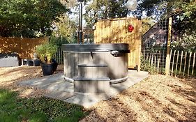 Rumah Senang Wellness Met Hottub En Tuin